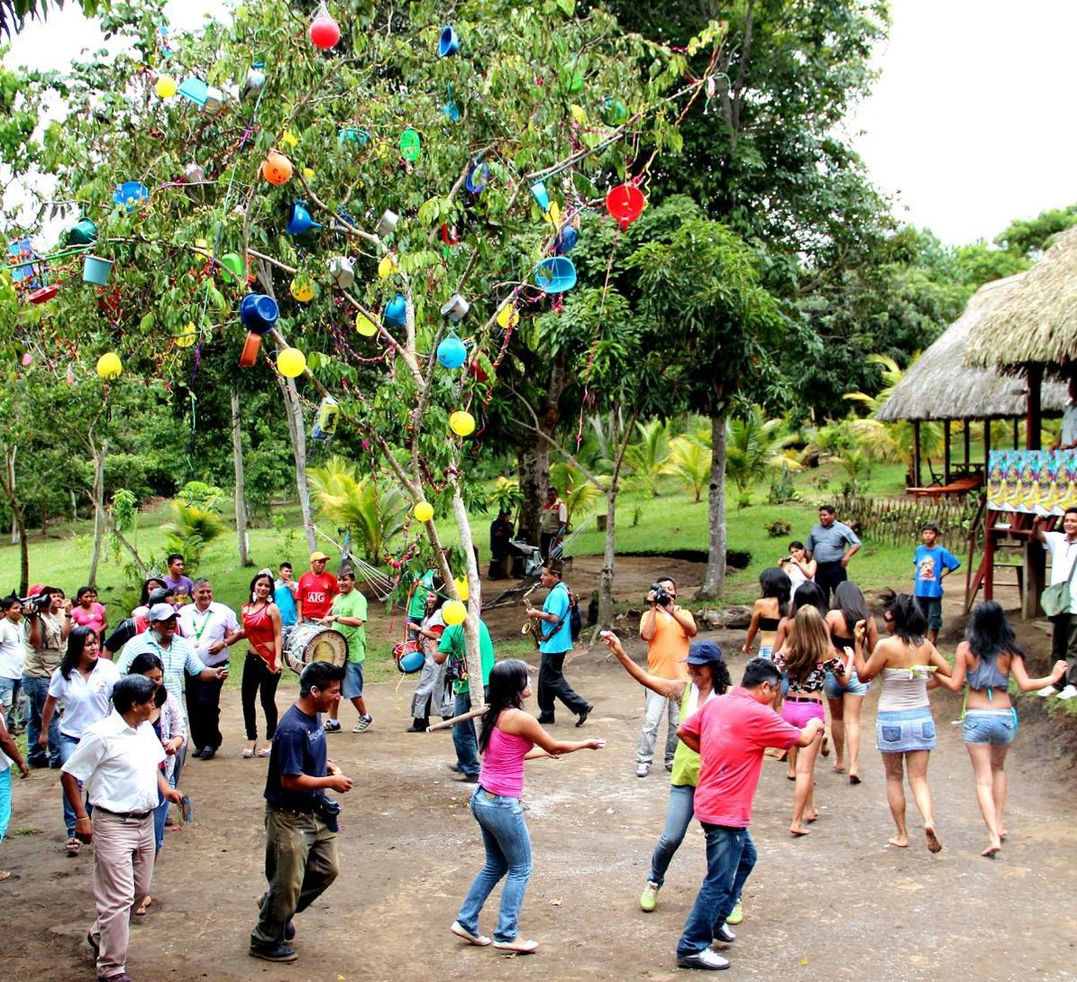 Celebración del Carnaval Ayacuchano con música, danza y comunidad